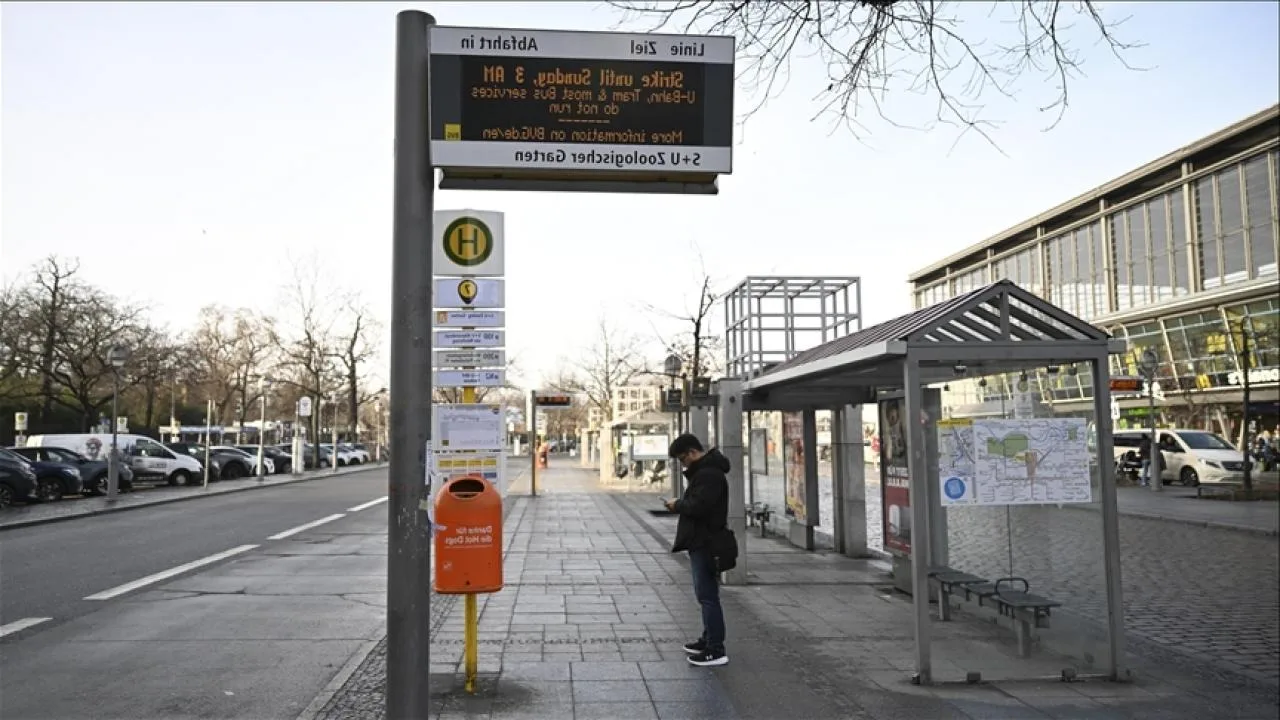 Almanya'da toplu ulaşım grevi ülke genelinde aksamalara yol açtı