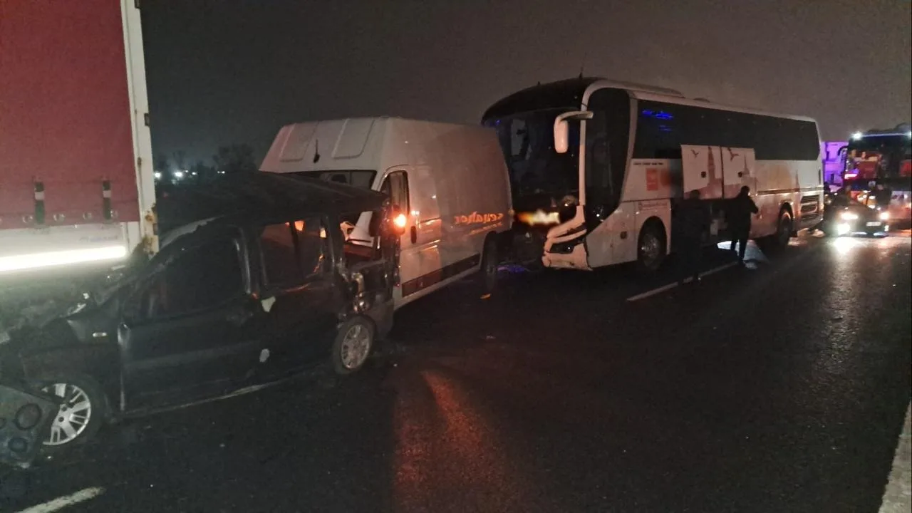 Anadolu Otoyolu'nda 17 aracın karıştığı zincirleme kazada 6 kişi yaralandı