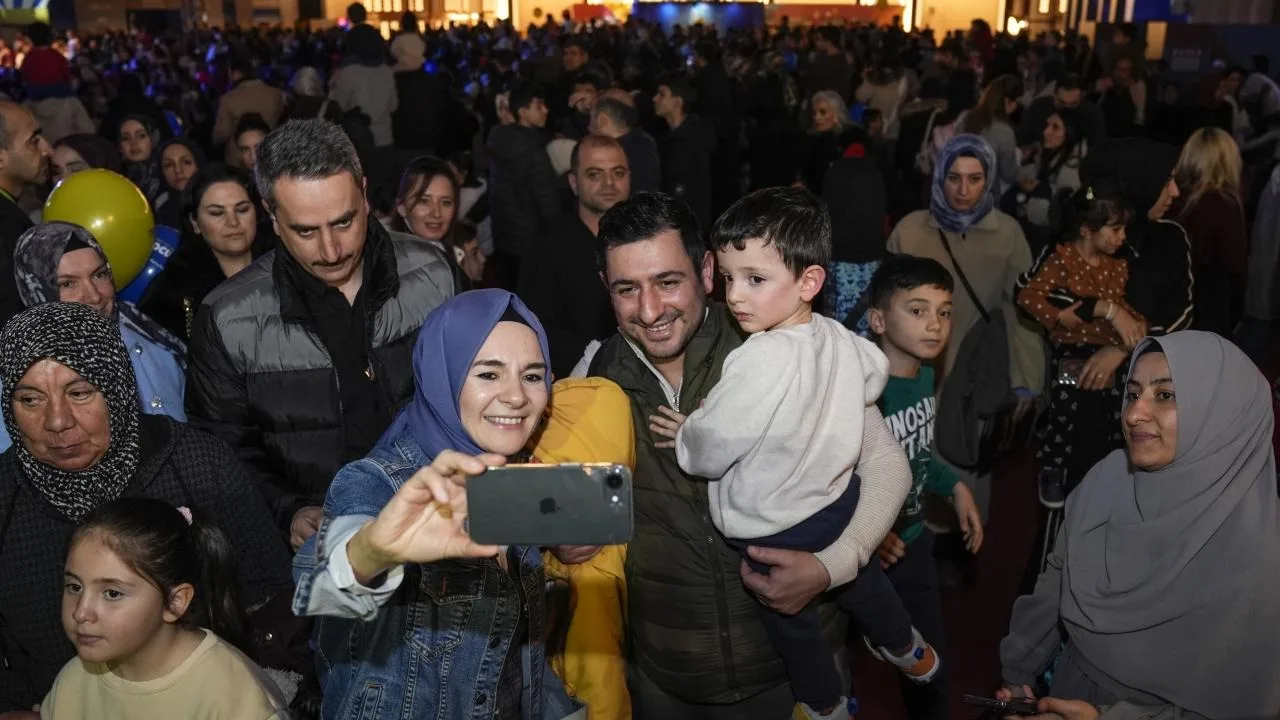 Bakan Göktaş, Külliye'de Ramazan etkinliklerinde vatandaşlarla buluştu