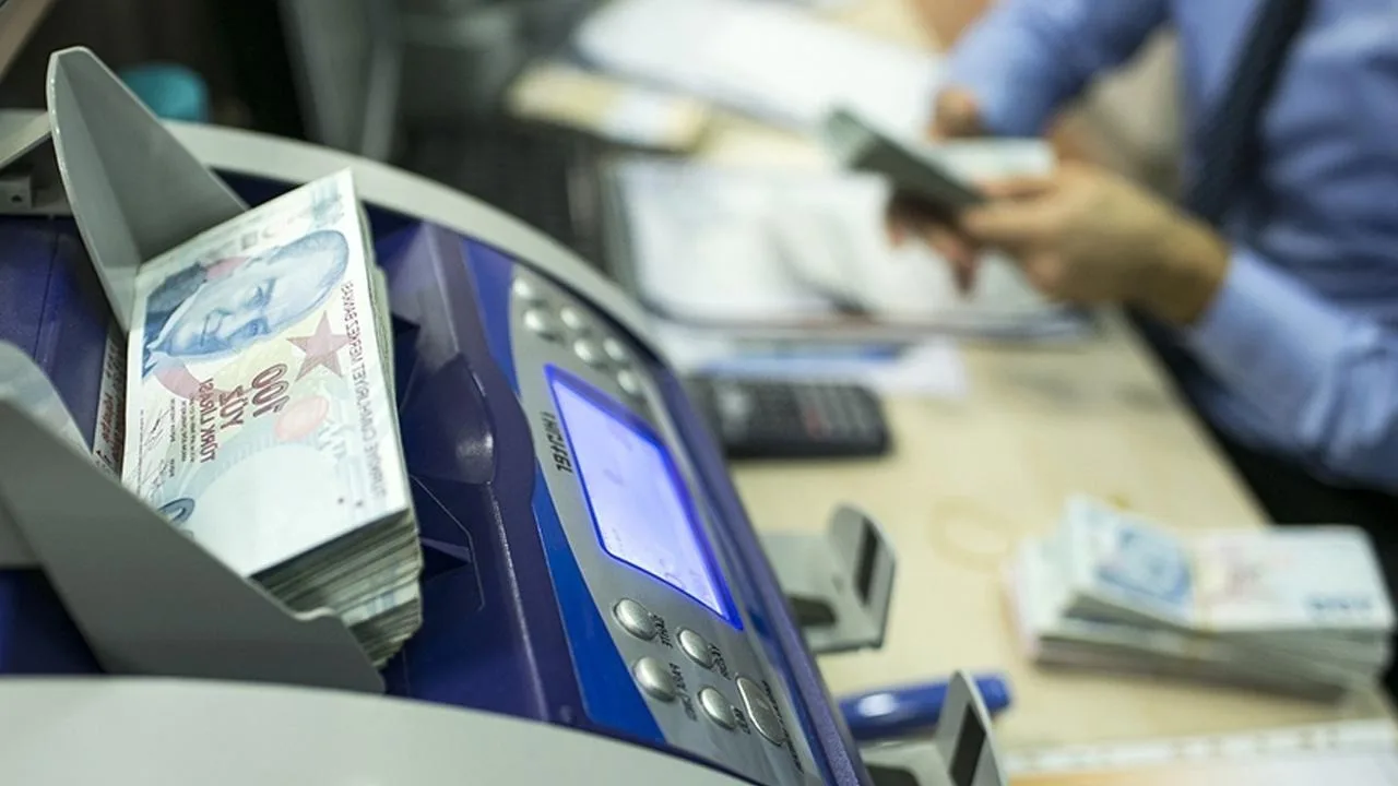 Bankacılıkta kredi ve mevduat artarken KKM bakiyesi gerilemeyi sürdürüyor