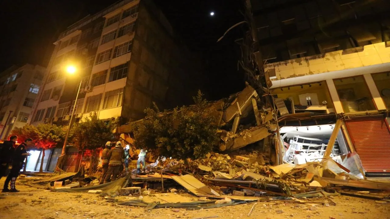 Hatay'da yıkım sırasında apartmanda ani çökme paniği