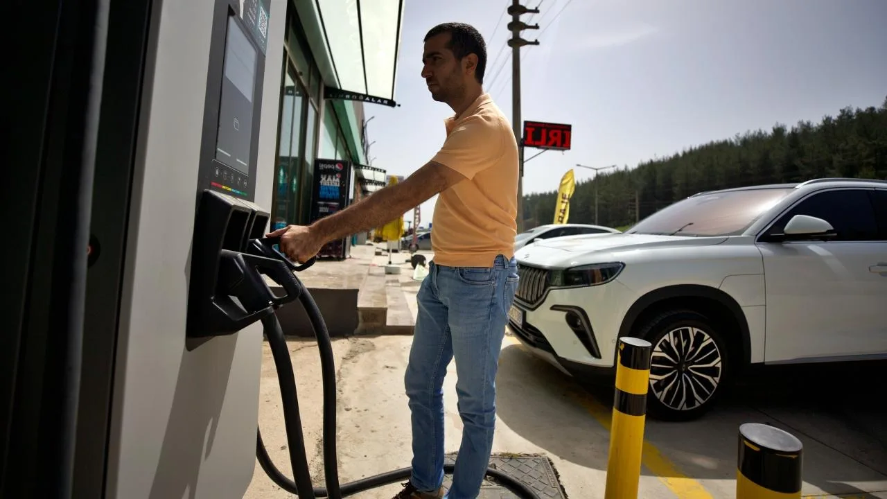 Hızlı şarj istasyonlarındaki artış elektrikli araç pazarını destekliyor