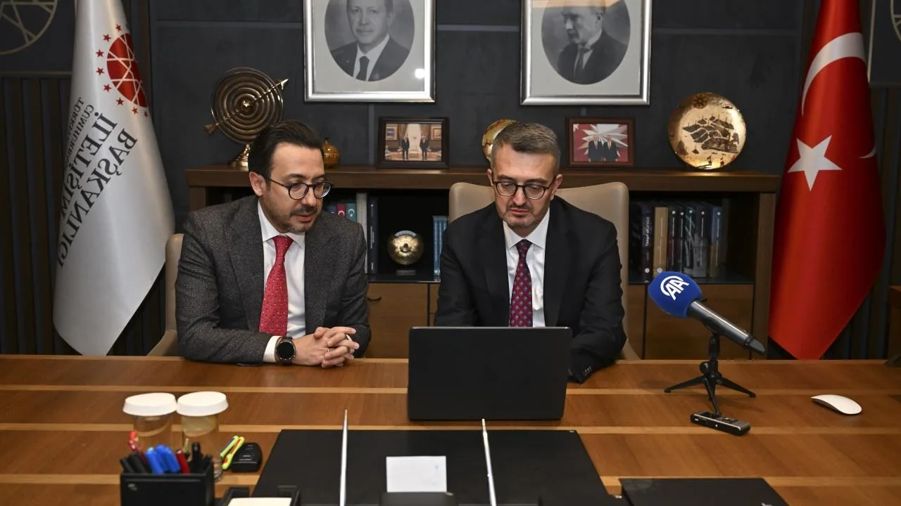 İletişim Başkanı Duran, AA'nın fotoğraf oylamasında tercihini belirledi