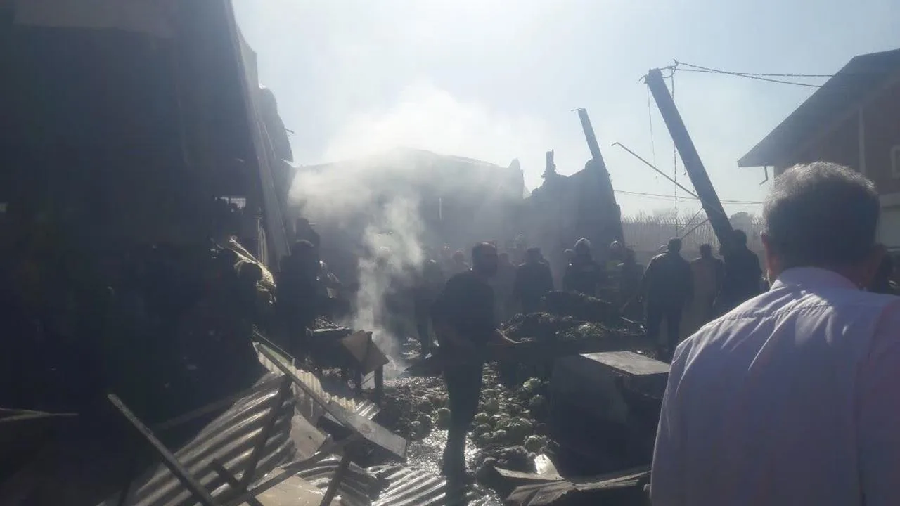 İran'da helikopter sebze-meyve haline düştü: Yangın çıktı