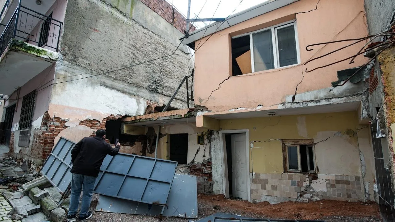 İzmir'de tünel inşaatı nedeniyle zarar gören mahalle sakinlerinden belediyeye tepki