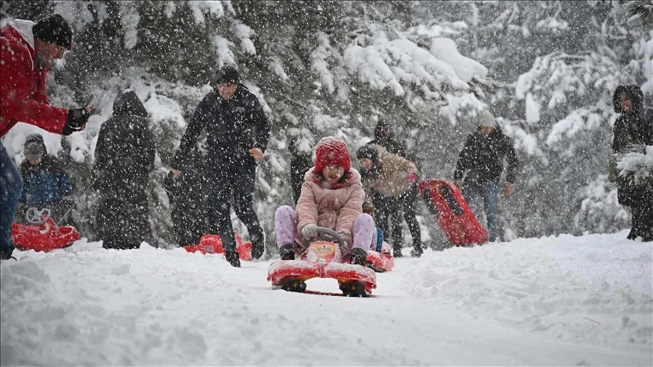 Kar yağışı nedeniyle birçok ilde eğitime ara verildi