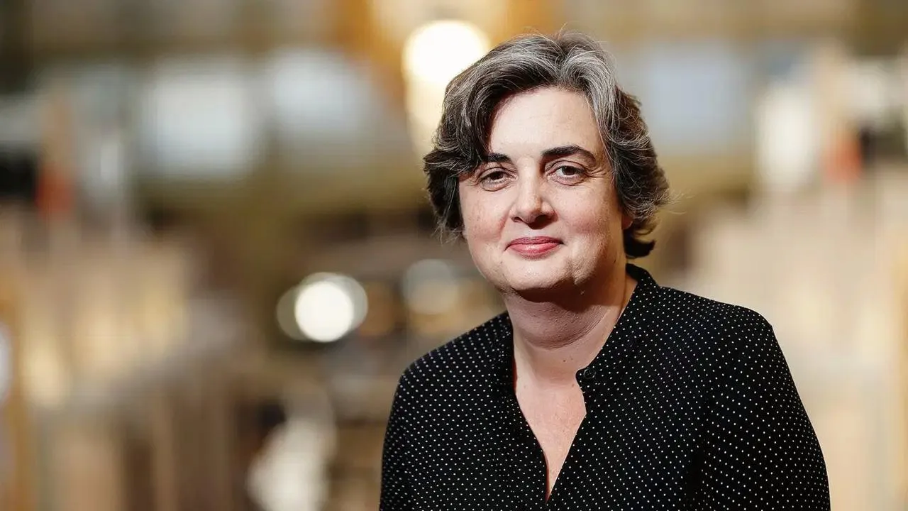 Louvre Müzesi Müdürü Laurence des Cars İstifa Etti: Soygun, Su Sızıntısı ve Grevlerin Gölgesinde Bir Dönem Kapandı