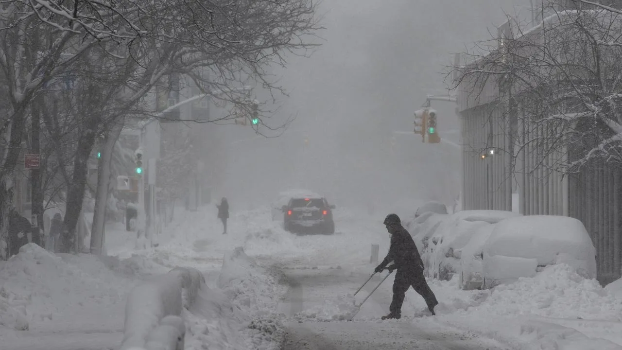New York'ta kar topu savaşı polise yöneldi