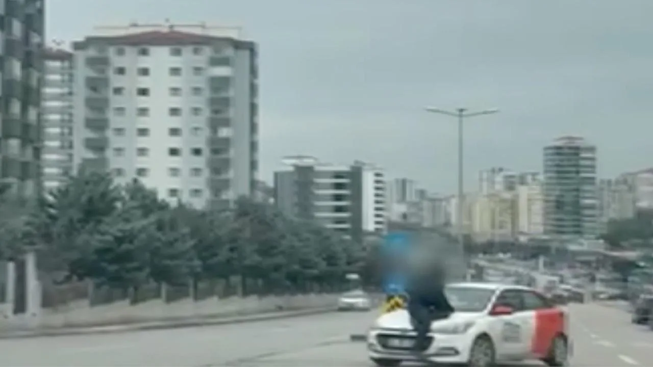 Sürücü kursu aracıyla yaşanan tartışmada kaputta sürüklendi