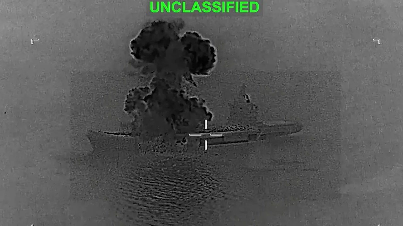 ABD, İran'a ait İHA gemisini vurdu: Devasa gemi alevler içinde