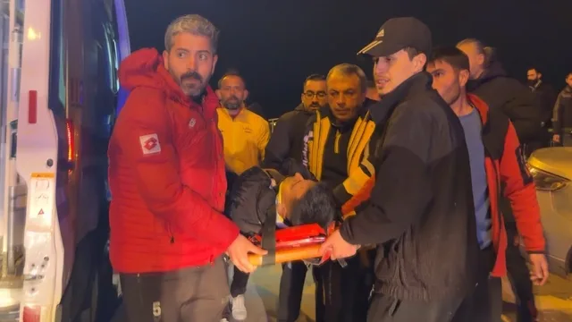 Aksaray'da direksiyon hakimiyetini kaybeden otomobil direğe çarptı: 1 yaralı