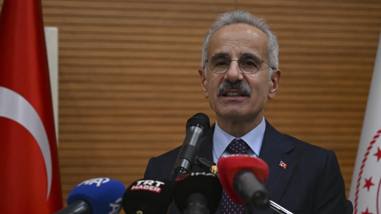 Bakan Uraloğlu, PTT'de günlük kargo rekorunun aşıldığını duyurdu