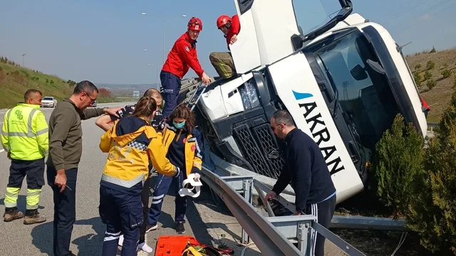 Balıkesir'de tır devrildi: 1 kişi yaralandı