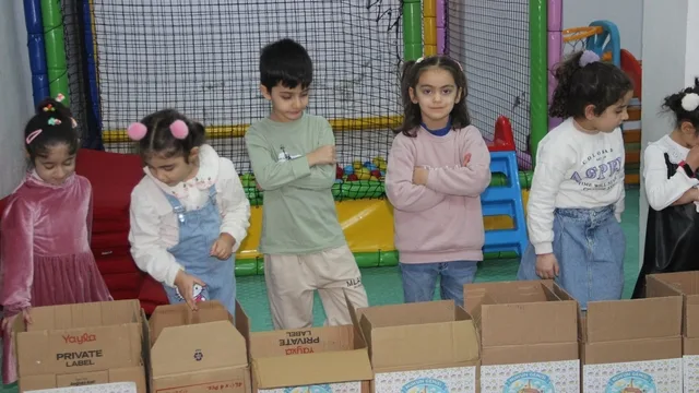 Cizre'de Kur'an kursu öğrencilerinden ihtiyaç sahiplerine yardım kolisi dağıtımı