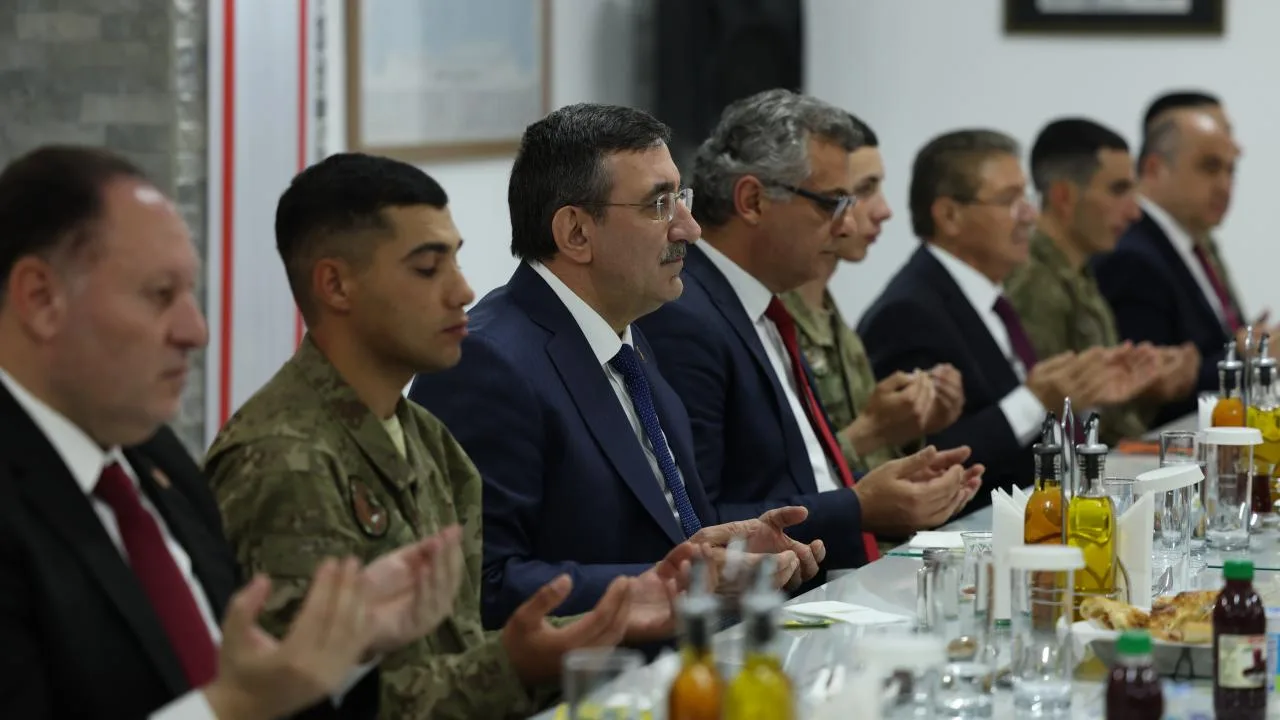 Cumhurbaşkanı Yardımcısı Yılmaz KKTC'de Mehmetçikle iftar yaptı
