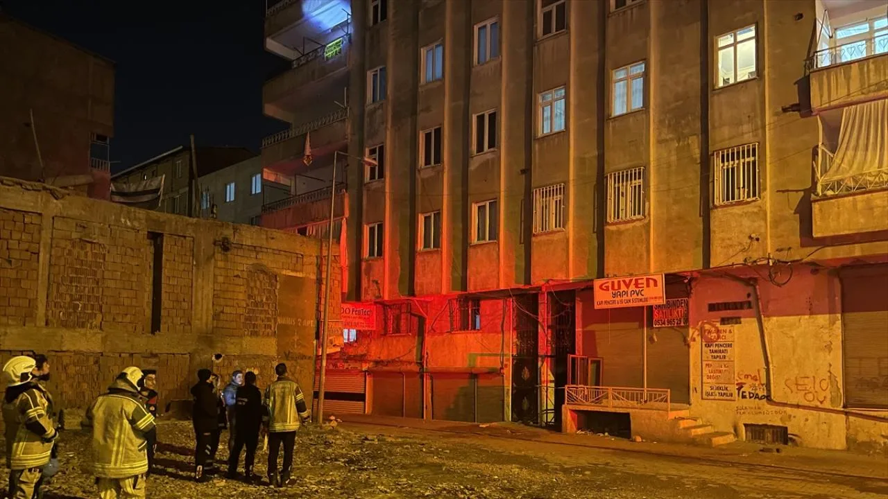 Diyarbakır'da 8 katlı bina kolon sesleri nedeniyle boşaltıldı