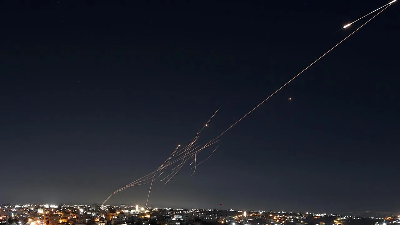 İran'ın füze saldırıları Tel Aviv hava trafiğini aksattı