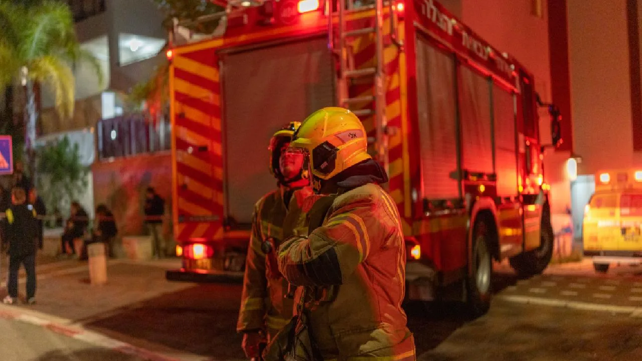 İran'ın misillemesi: Tel Aviv yakınlarına düşen füze parçası yangın çıkardı