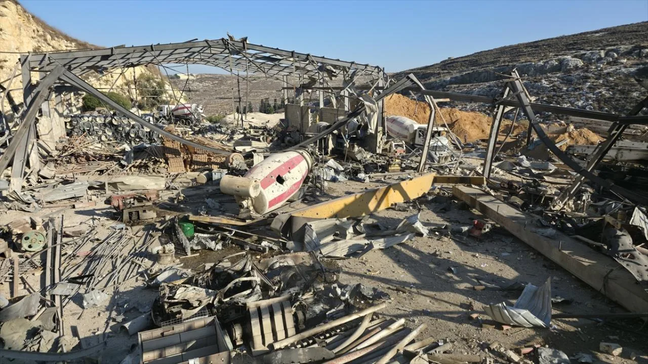 İsrail, Lübnan'da hava saldırılarını ve kara işgalini genişletti