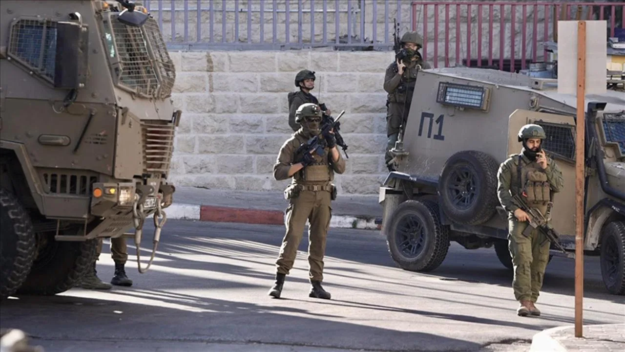 İsrail ordusu Batı Şeria'da çok sayıda yerleşime baskın düzenledi
