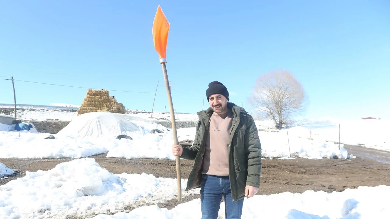 Kürekle müdahale köpeğin hayatını kurtarıyor