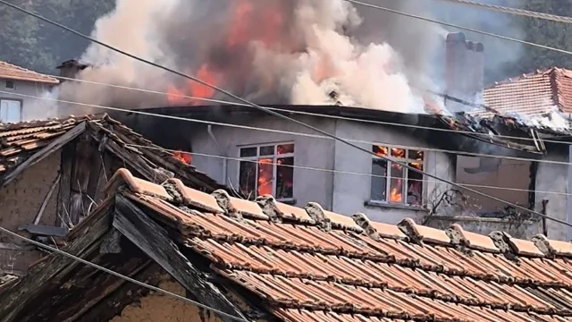 Kütahya'nın Domaniç ilçesinde evde çıkan yangın köylüler tarafından söndürüldü