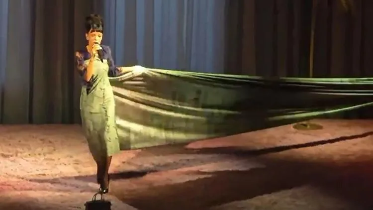 Lily Allen sahnede David Harbour'ın başka kadınlara aldığı eşyaların fişlerinden yapılmış elbise giydi