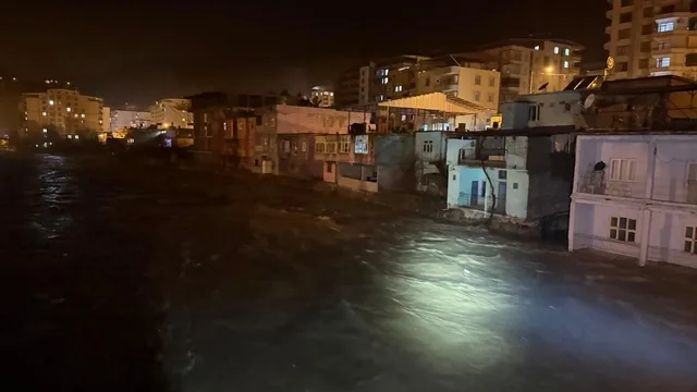 Siirt'te Bitlis Çayı'nın debisi yükseldi, sel riski için önlemler artırıldı