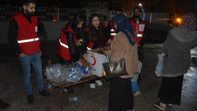 Silopi'de Kadir Gecesi'nde Türk Kızılayı'ndan vatandaşlara ikram yapıldı