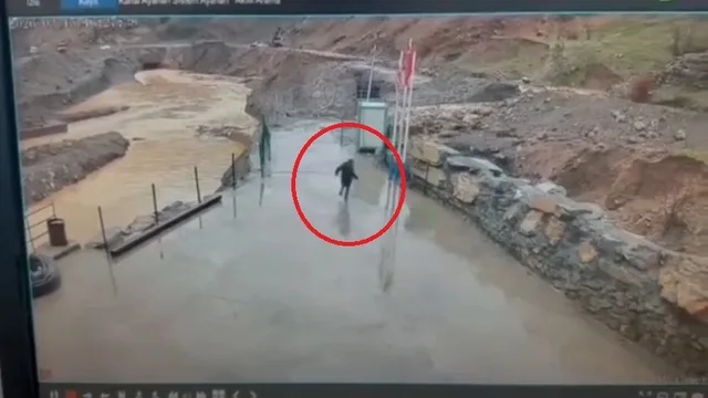 Şırnak'ta sel sularından son anda kaçan güvenlik görevlisi kamerada