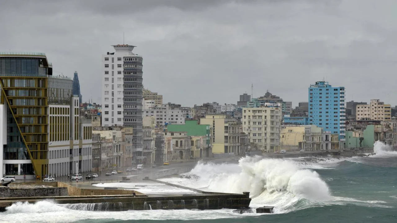 Trump: 'Küba çok yakında düşecek'