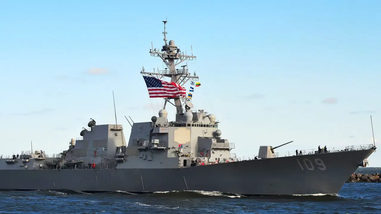 ABD savaş gemileri Hürmüz Boğazı’ndan geçti