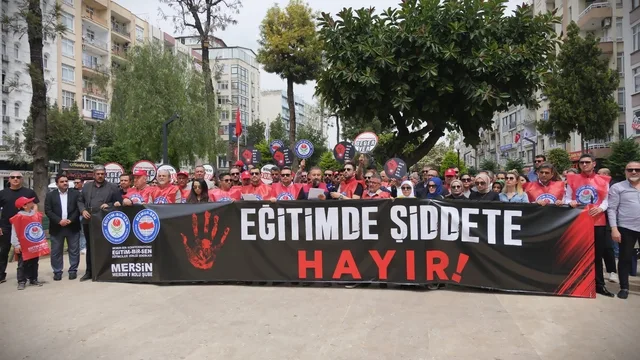 Adana'da eğitimciler Şanlıurfa'daki silahlı saldırıya tepki gösterdi