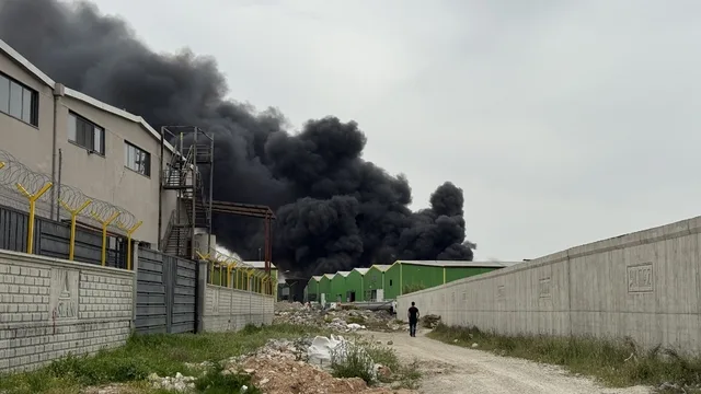 Adana'da geri dönüşüm tesisinde dev yangın: Alevlere TOMA'lar da müdahale ediyor