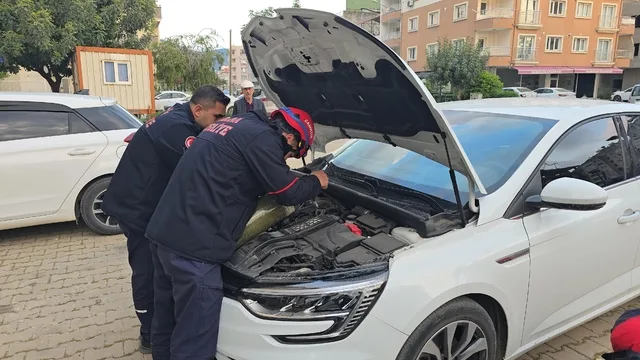 Adana'da otomobil motoruna sıkışan kedi yavrusu kurtarıldı