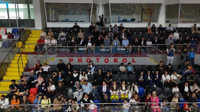 Adıyaman'da Halk Oyunları Bölge Yarışması Tamamlandı: 600 Sporcu Sahne Aldı