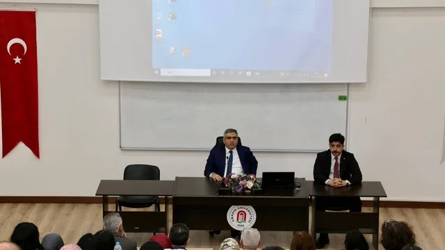 Amasya'da Merzifon Kaymakamı öğrencilere kariyer tavsiyeleri verdi