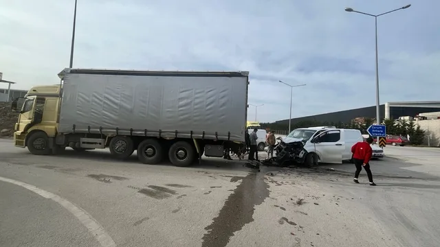Amasya Merzifon'da Feci Kaza: Kamyonla Çarpışan Sürücü Hastanelik Oldu
