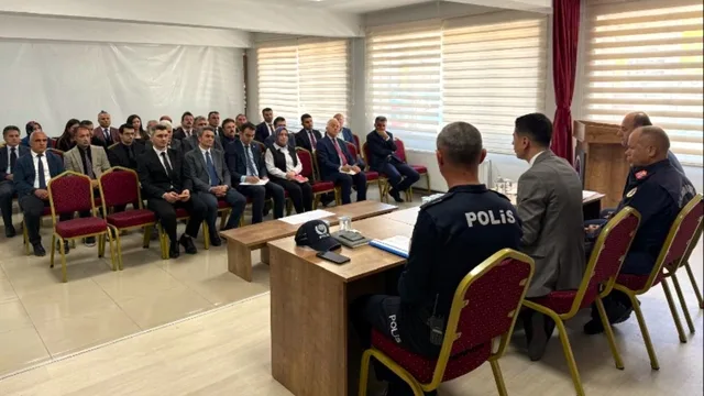 Amasya Taşova'da Okul Güvenliği Toplantısı: Güvenli Eğitim İçin Tedbirler Artırıldı
