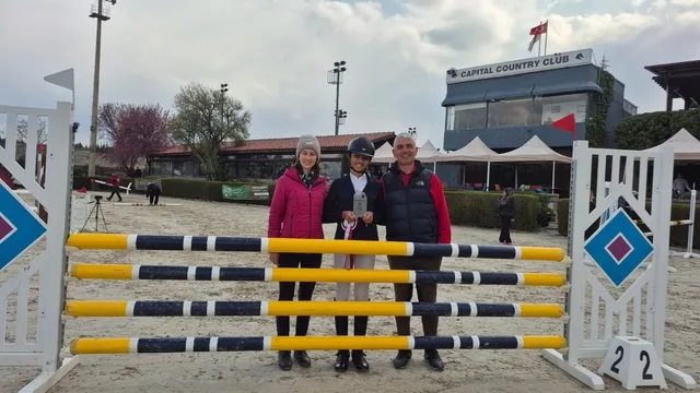 Ankara'da Defne Turasan engel atlamada 3 kupa birden kazandı