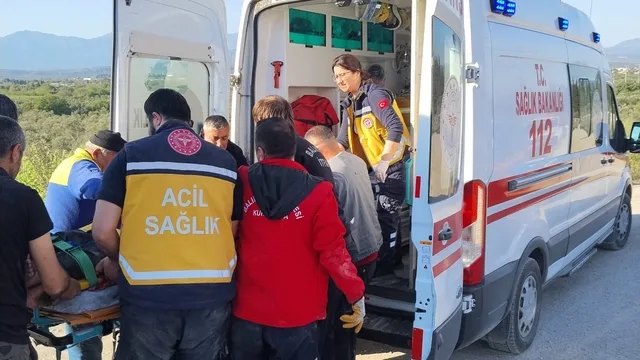 Balıkesir'de kamyon dere yatağına devrildi: 2 yaralı