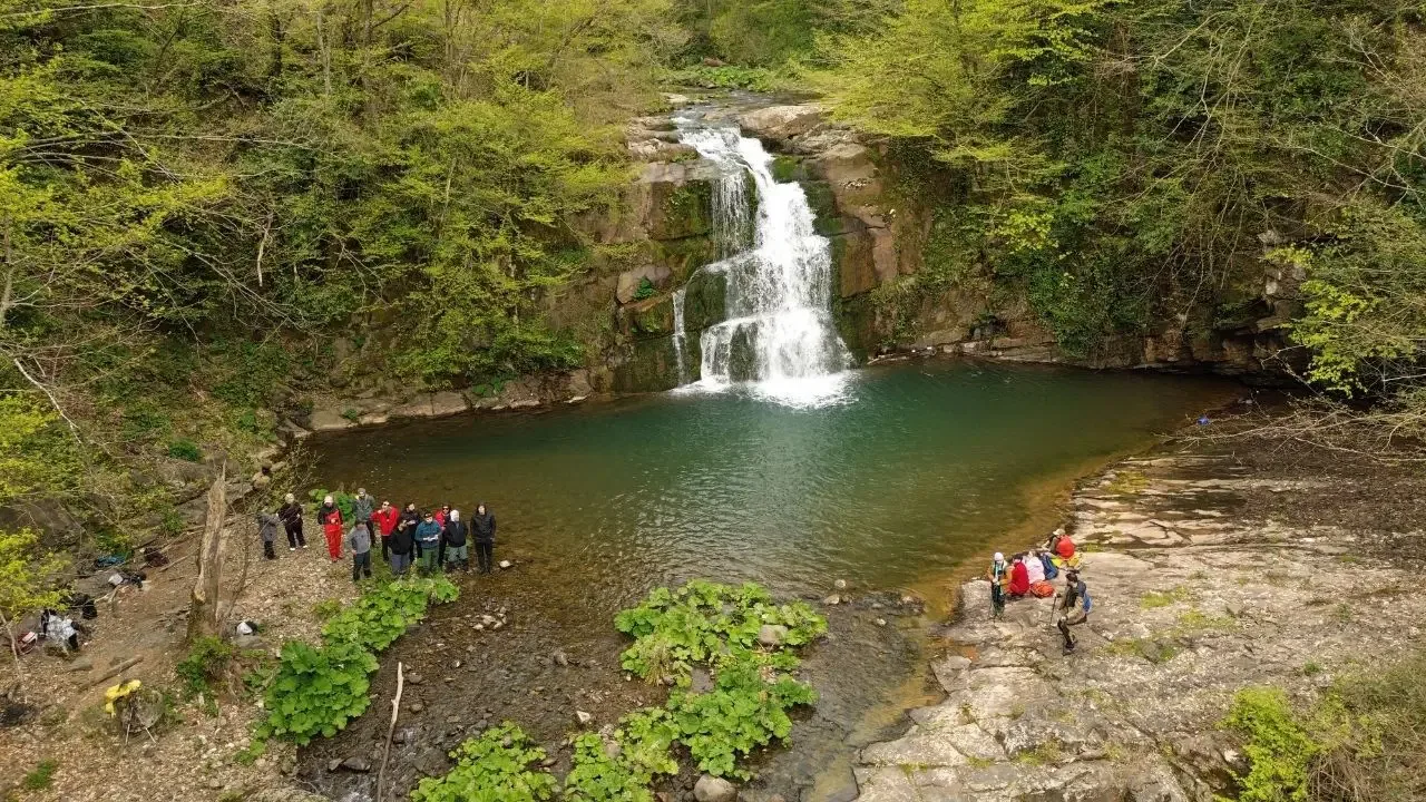 Bartın’da saklı bir hazine: Gölderesi Şelalesi ilkbahar rengiyle büyüledi!