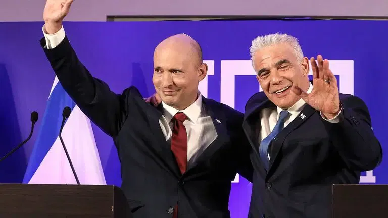 Netanyahu’ya karşı tarihi ittifak: Bennett ve Lapid birleşti