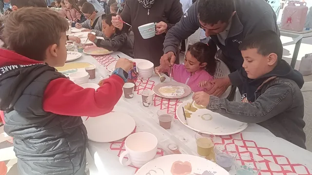 Bilecik Pazaryeri'nde Çocuklar Porselen Tabaklara Resim Yaparak Eğlendi