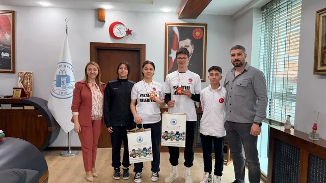 Bilecik Pazaryeri'nde Kick Boks Şampiyonları Başkan Tekin'den Ödüllerini Aldı