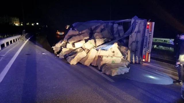 Bilecik'te refüje çarpan tır devrildi: Sürücü yaralandı