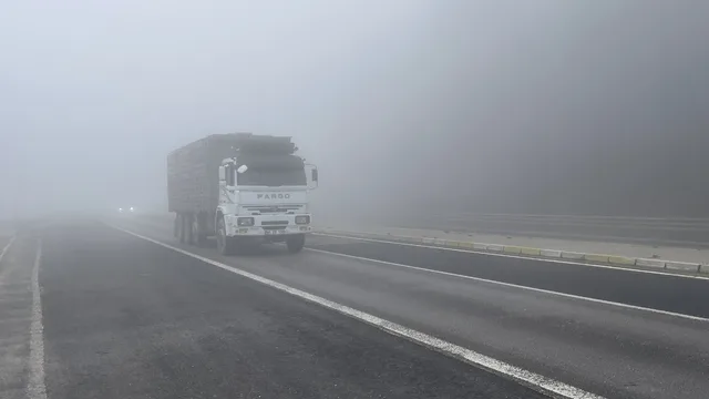 Bolu Dağı'nda yoğun sis trafiği tehlikeye düşürdü