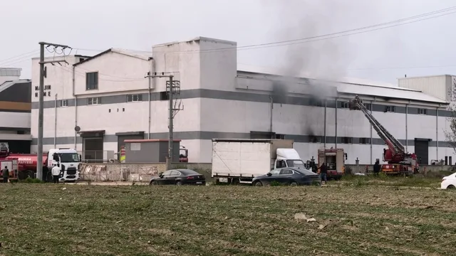 Bursa İnegöl'de mobilya fabrikasında çıkan yangın söndürüldü