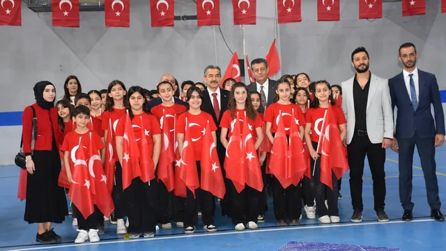 Diyarbakır'da 23 Nisan coşkusu: Anıt Park'ta anlamlı tören