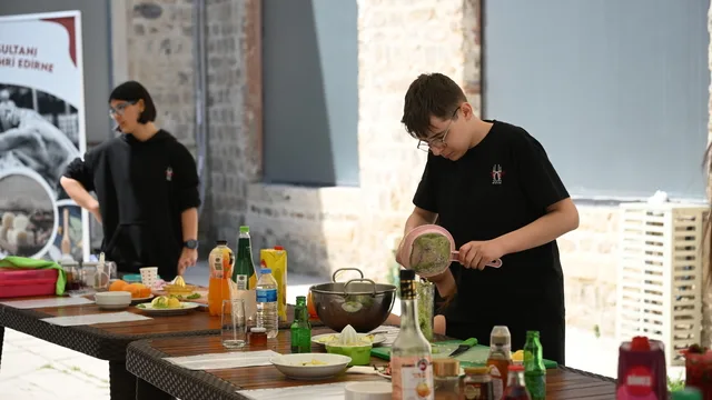 Edirne'de Turizm Haftası coşkusu: Aşçı adayları içecek hazırlama yarışmasında hünerlerini sergiledi